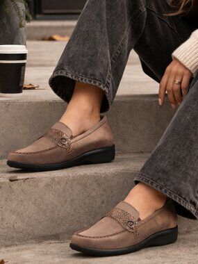 NWOT New Balance Aravon Winnie Genuine Suede Arch Support Loafer Snakeskin  7